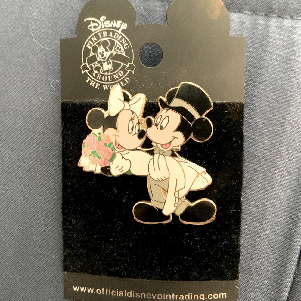 Disney pin trading Mickey & Minnie marriage wedding threshold never worn